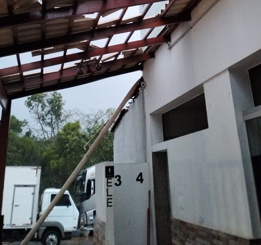 Tempestade causa estragos em posto de gasolina às margens da BR-262; veja o vídeo