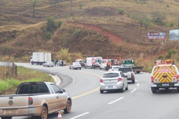 BR-381: manhã de sábado começa com acidente envolvendo carros e carreta