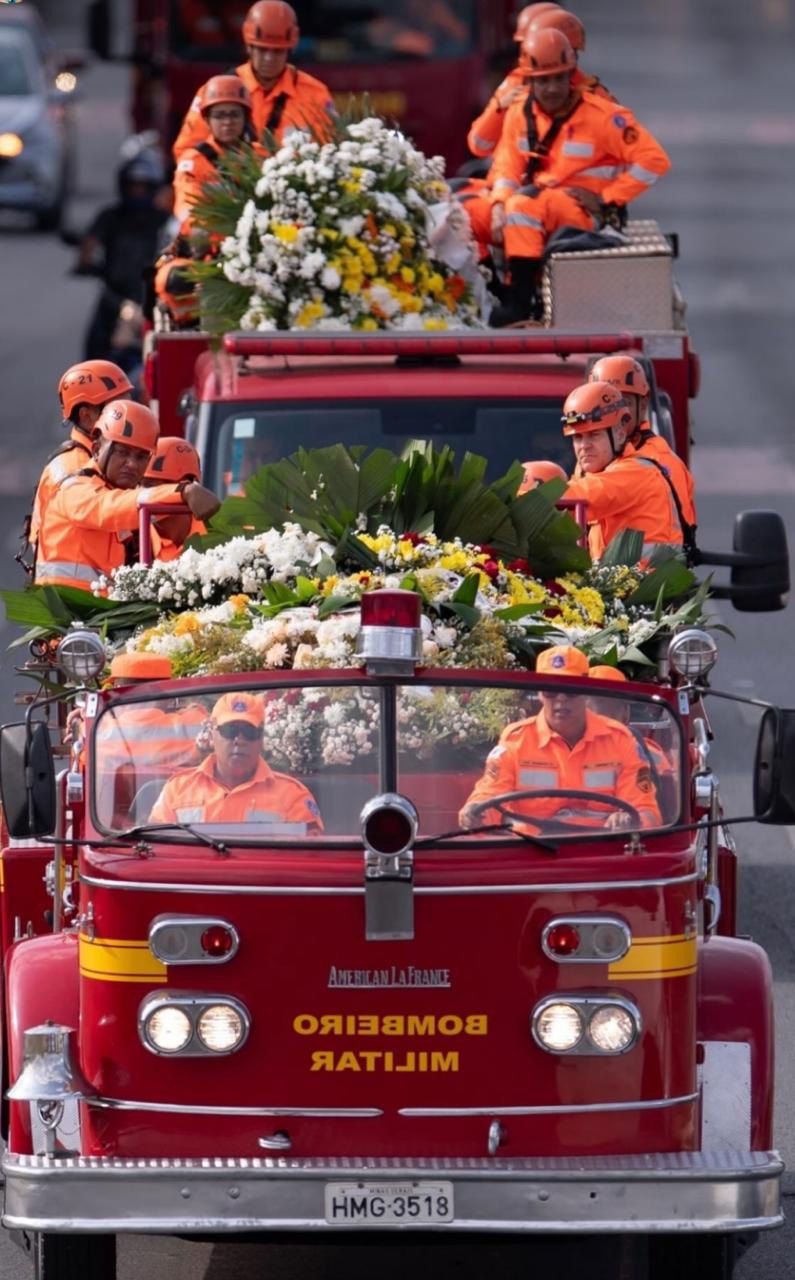 Velório dos seis bombeiros vítimas de queda de helicóptero emociona Minas Gerais