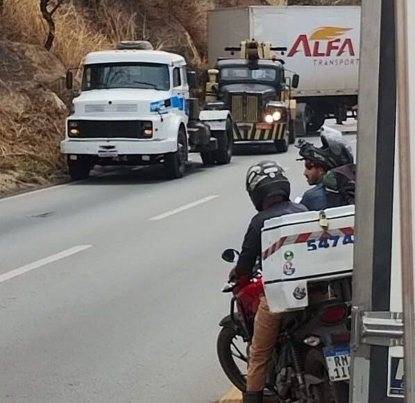 Carreta atravessa a pista e interdita totalmente a BR-381, em Caeté