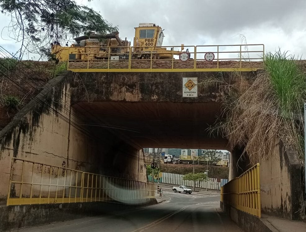 Vale realiza manutenção na linha férrea e interdita trânsito na rua Israel Pinheiro, no bairro Areão