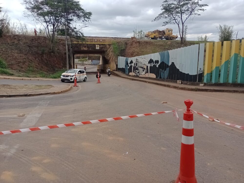Vazamento em rede de água interdita a avenida Central e afeta abastecimento na região do bairro Esplanada da Estação