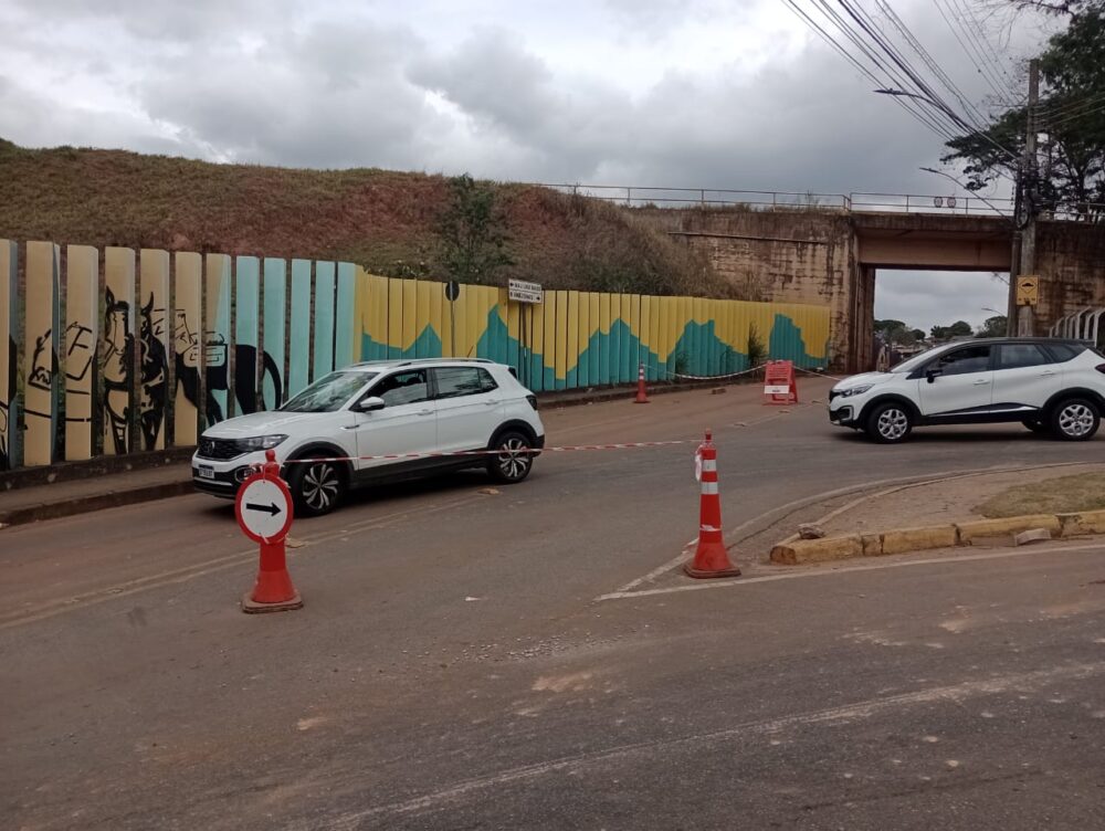 Vazamento em rede de água interdita a avenida Central e afeta abastecimento na região do bairro Esplanada da Estação