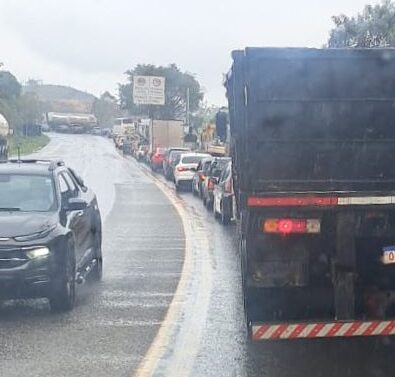 Acidente com ambulância deixa feridos e causa congestionamento na BR-381, em Caeté