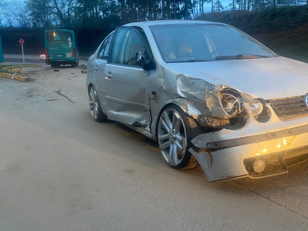 Itabira: briga de trânsito resulta em acidente, roubo de carro e invasão na Menina Periquito, da Vale