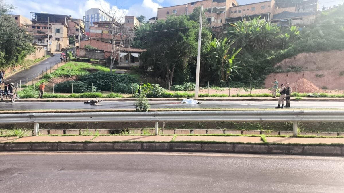 Motociclista morre após colidir contra poste na avenida Machado de Assis, em Itabira