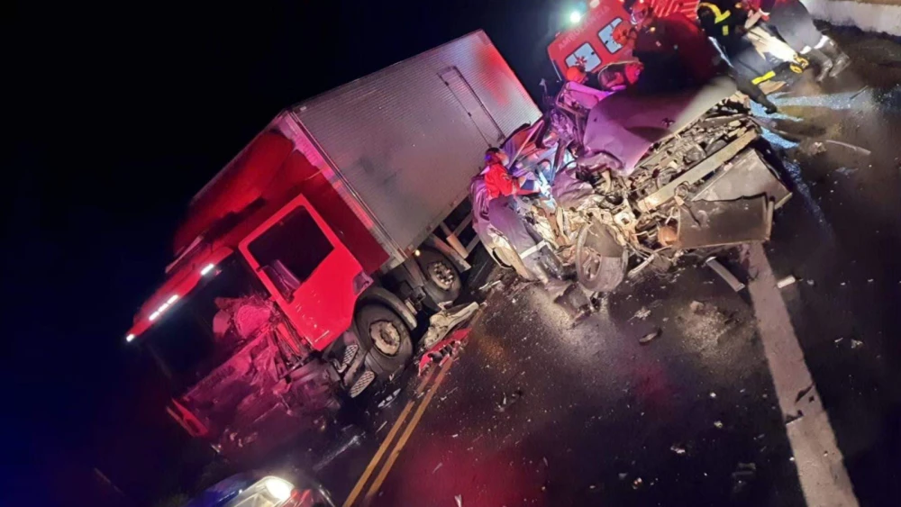 Acidente na BR-262 deixa quatro mortos e uma pessoa ferida gravemente em MG