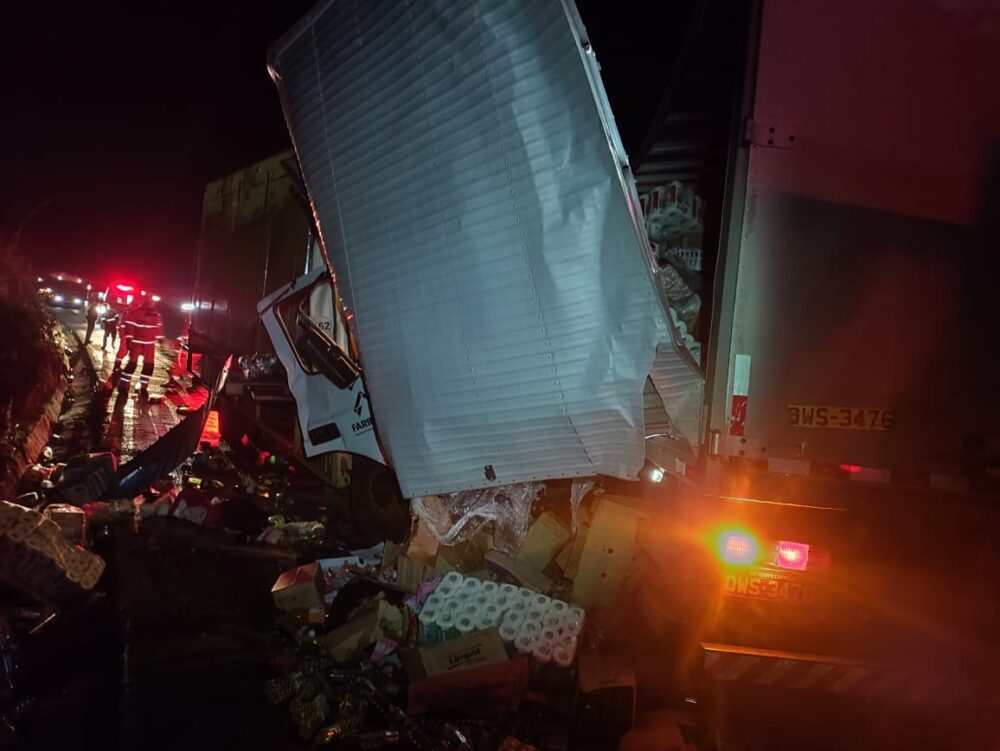 Colisão frontal entre carretas deixa uma vítima fatal e outra em estado grave na BR-365