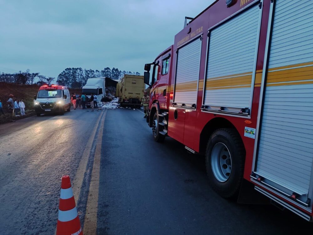 Colisão frontal entre carretas deixa uma vítima fatal e outra em estado grave na BR-365