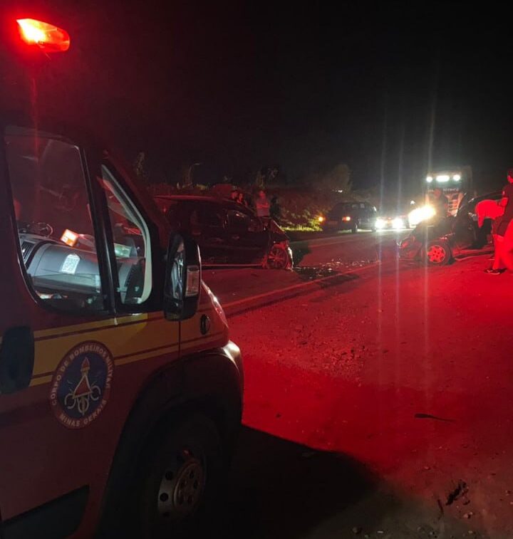 Cinco pessoas ficam feridas em grave acidente na rodovia Waldemar Miguel, entre Alfenas e Serrania