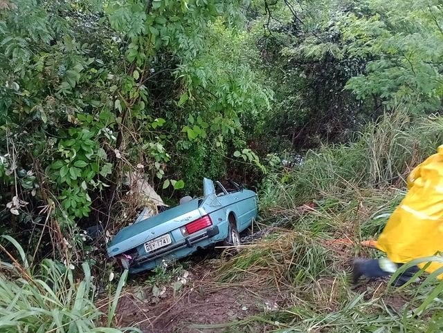 BR-262: acidente envolvendo dois carros e um caminhão deixa casal de idosos preso às ferragens