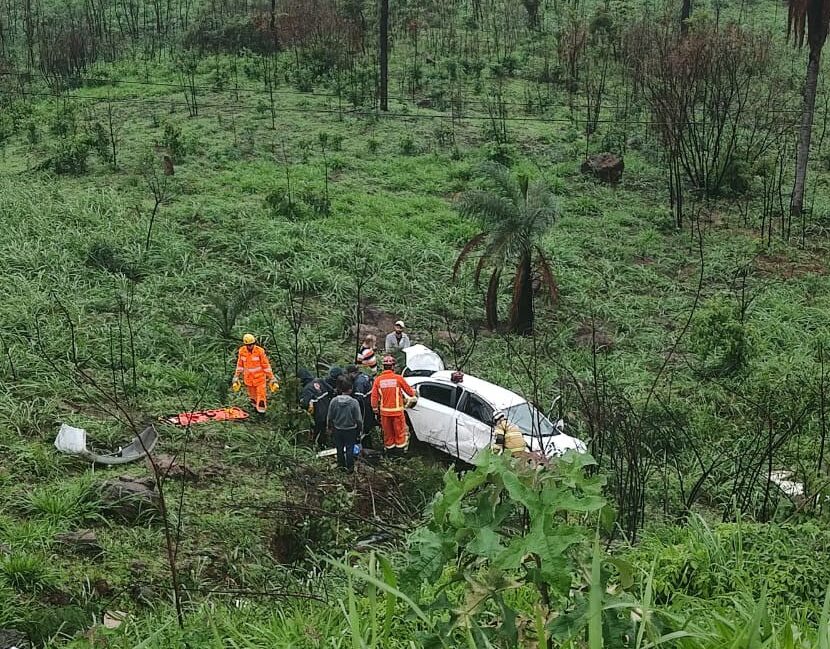 Carro cai em ribanceira de 30 metros na BR-381 e mobiliza bombeiros e Samu