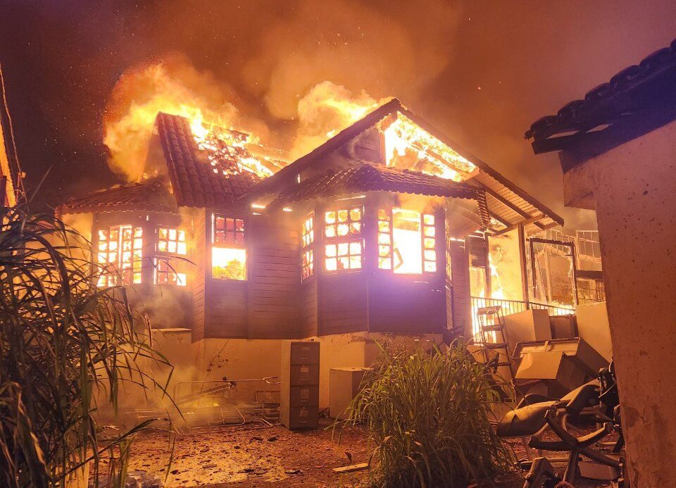 Incêndio de grandes proporções destrói imóvel no Jardim Canadá, em Nova Lima