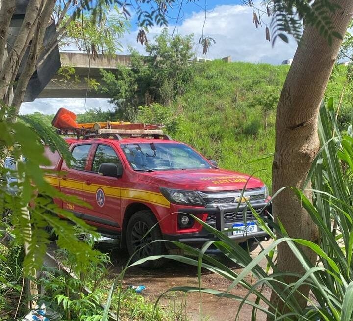 Carro cai no Rio das Velhas durante a madrugada deste domingo; homem morre no acidente