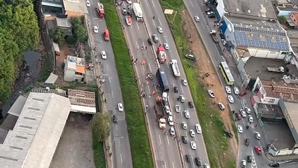 Ônibus perde o freio, provoca acidente no Anel Rodoviário e deixa 20 pessoas feridas; confira o vídeo