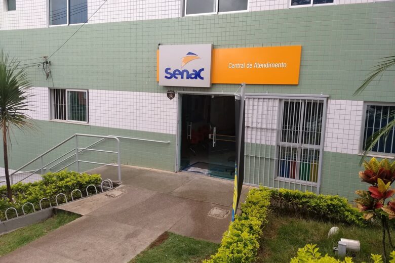 Senac de Itabira disponibiliza óculos inteligentes para estudantes e colaboradores com deficiência visual durante atividades na unidade