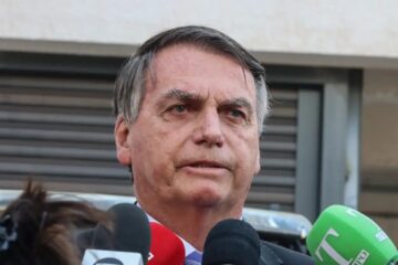 Polícia Federal realiza operação na residência de Bolsonaro, que terá de usar tornozeleira