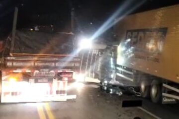João Monlevade: acidente na BR-381 envolve carreta de café, caminhão dos Correios e automóvel