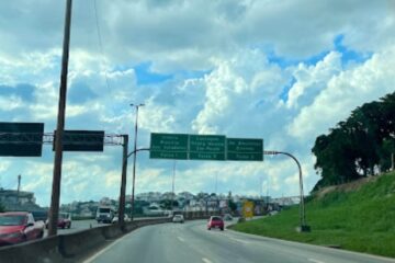 Caminhão tomba e derruba poste no Anel Rodoviário em Belo Horizonte