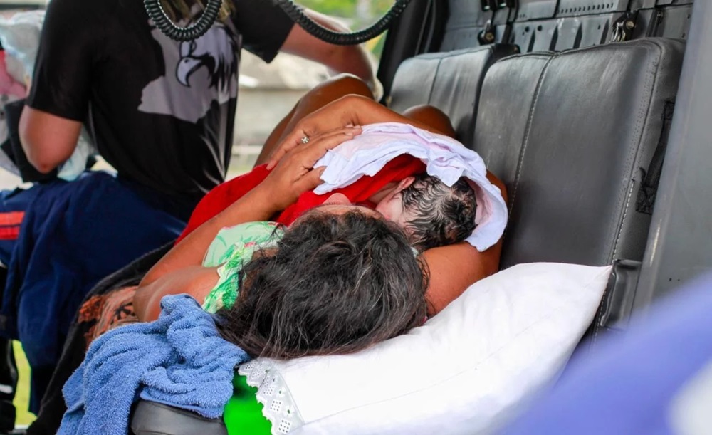 "Parto nas alturas": bebê nasce dentro de helicóptero no Amazonas