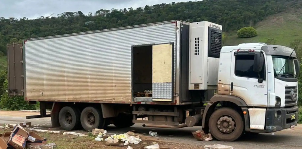São Gonçalo do Rio Abaixo: dois homens são presos por saquear 170 kg de carne de carreta roubada na BR-381