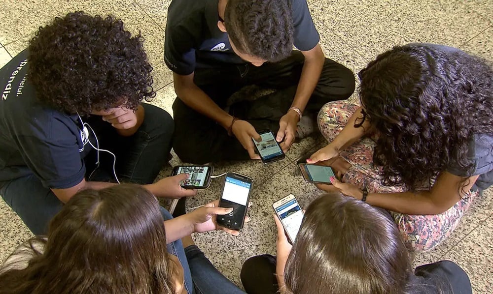 Celular na escola: um debate atual e necessário