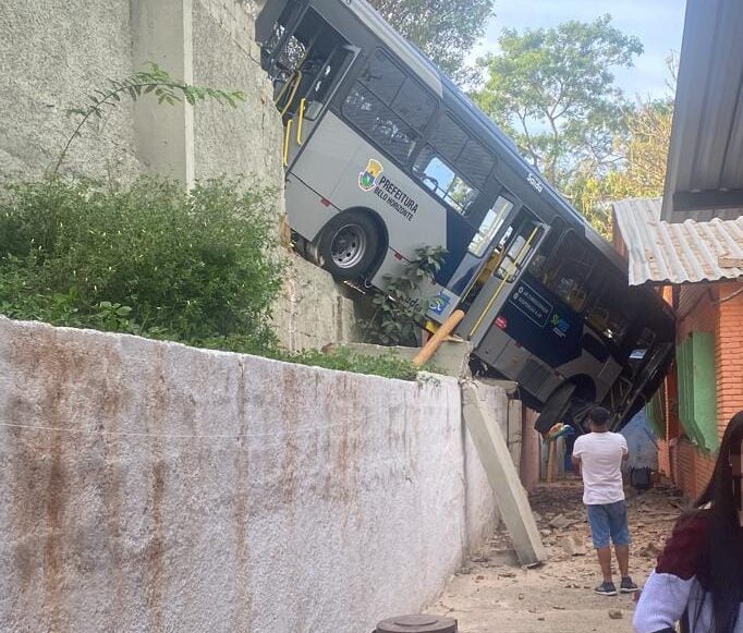Ônibus perde freio, bate em muro de creche e deixa 12 pessoas feridas em Belo Horizonte