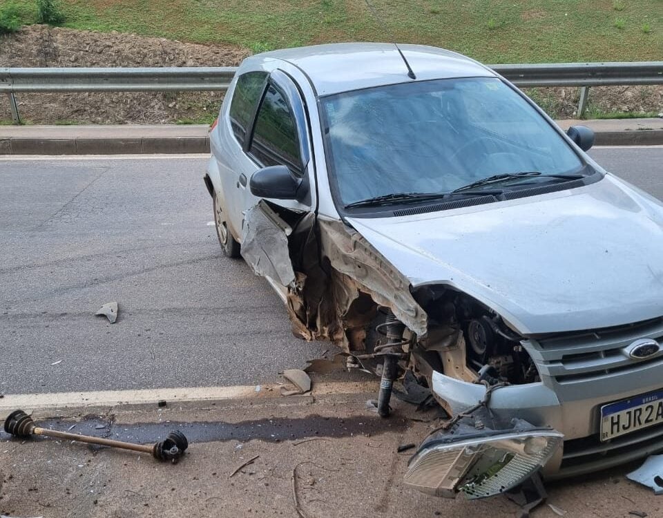 Motorista perde controle e atinge poste na avenida Machado de Assis, em Itabira