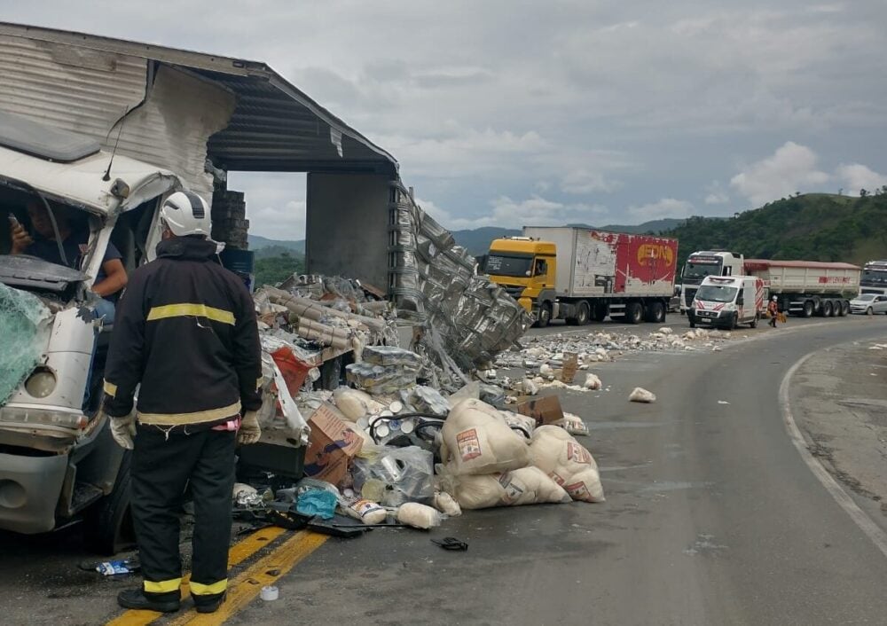 Acidente com três veículos e deixa quatro feridos na BR-381, entre João Monlevade e São Gonçalo do Rio Abaixo