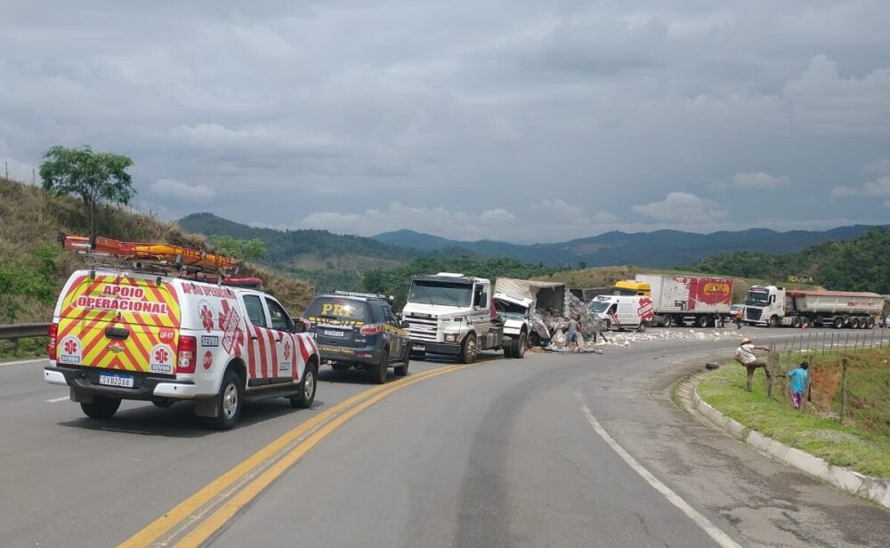Acidente com três veículos e deixa quatro feridos na BR-381, entre João Monlevade e São Gonçalo do Rio Abaixo