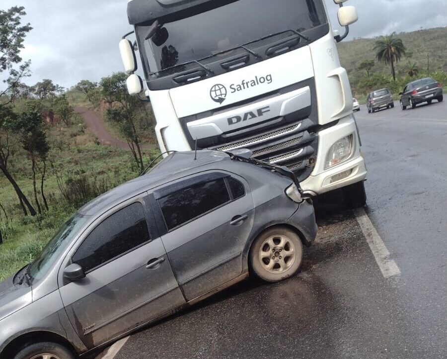Carro perde o controle, invade a contramão e bate contra uma carreta na BR-381; vídeo registra o acidente