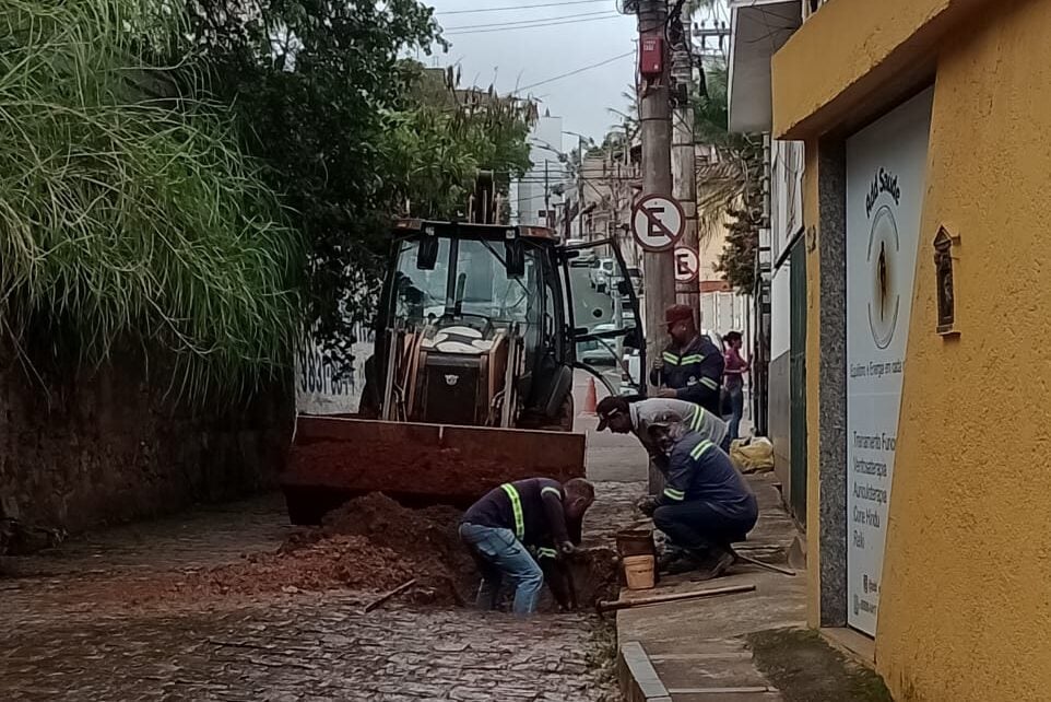 Saae realiza manutenção na rede de água e interdita trecho da rua Major Lage, no Centro de Itabira
