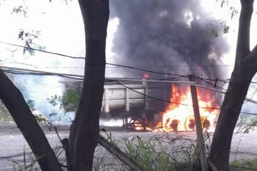 Incêndio em carreta carregada de minério mobiliza bombeiros na BR-381