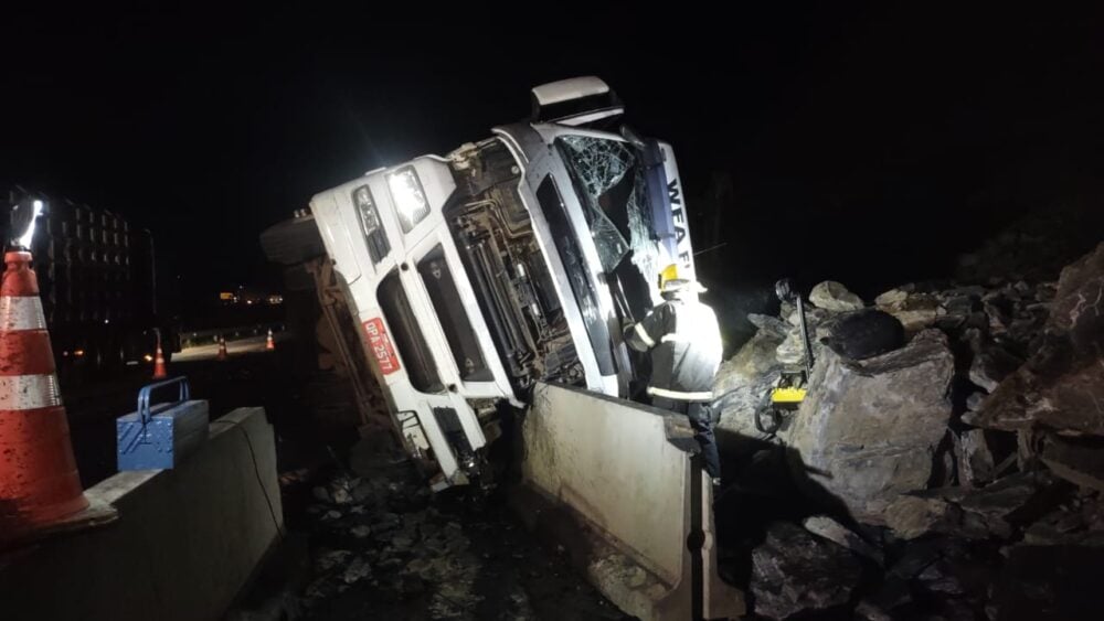 Caminhoneiro morre em acidente na MGC-135