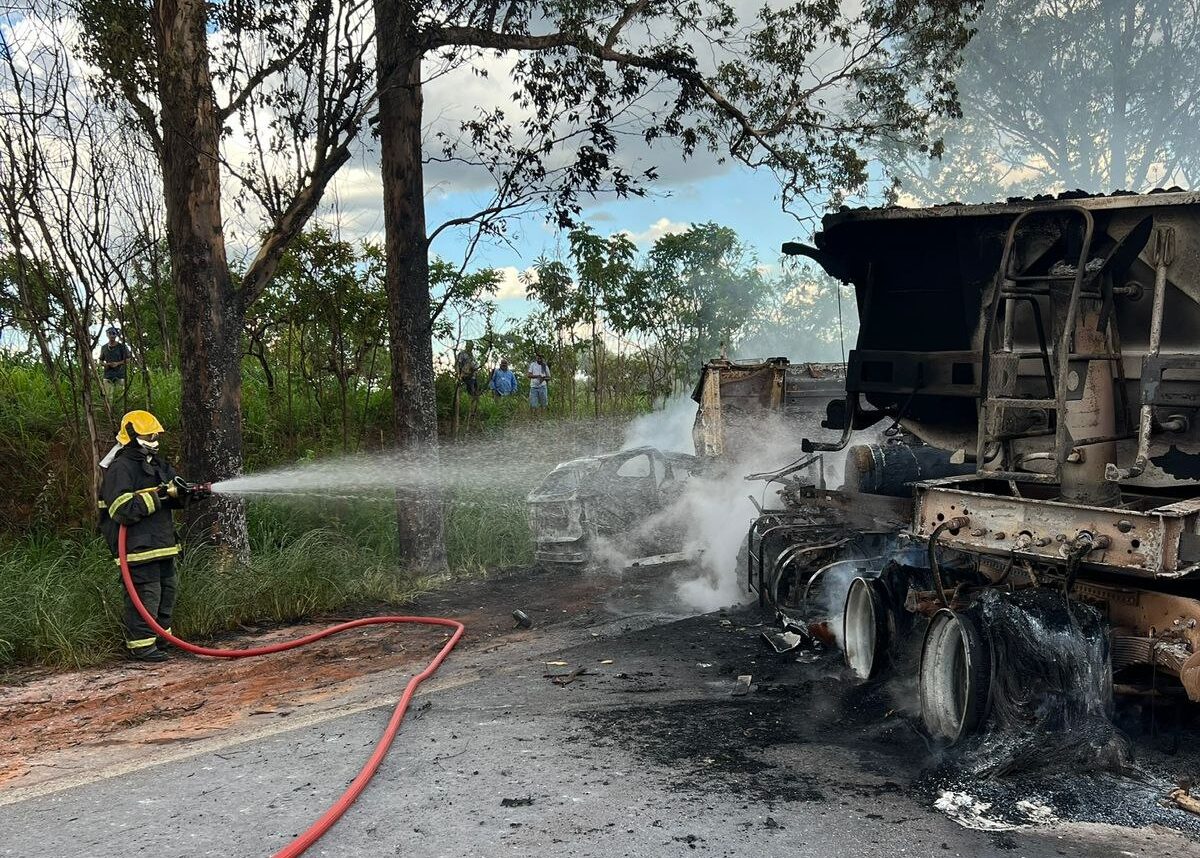 Família morre carbonizada após colisão entre carro e caminhão na BR-262