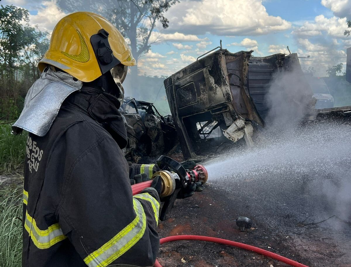 Família morre carbonizada após colisão entre carro e caminhão na BR-262