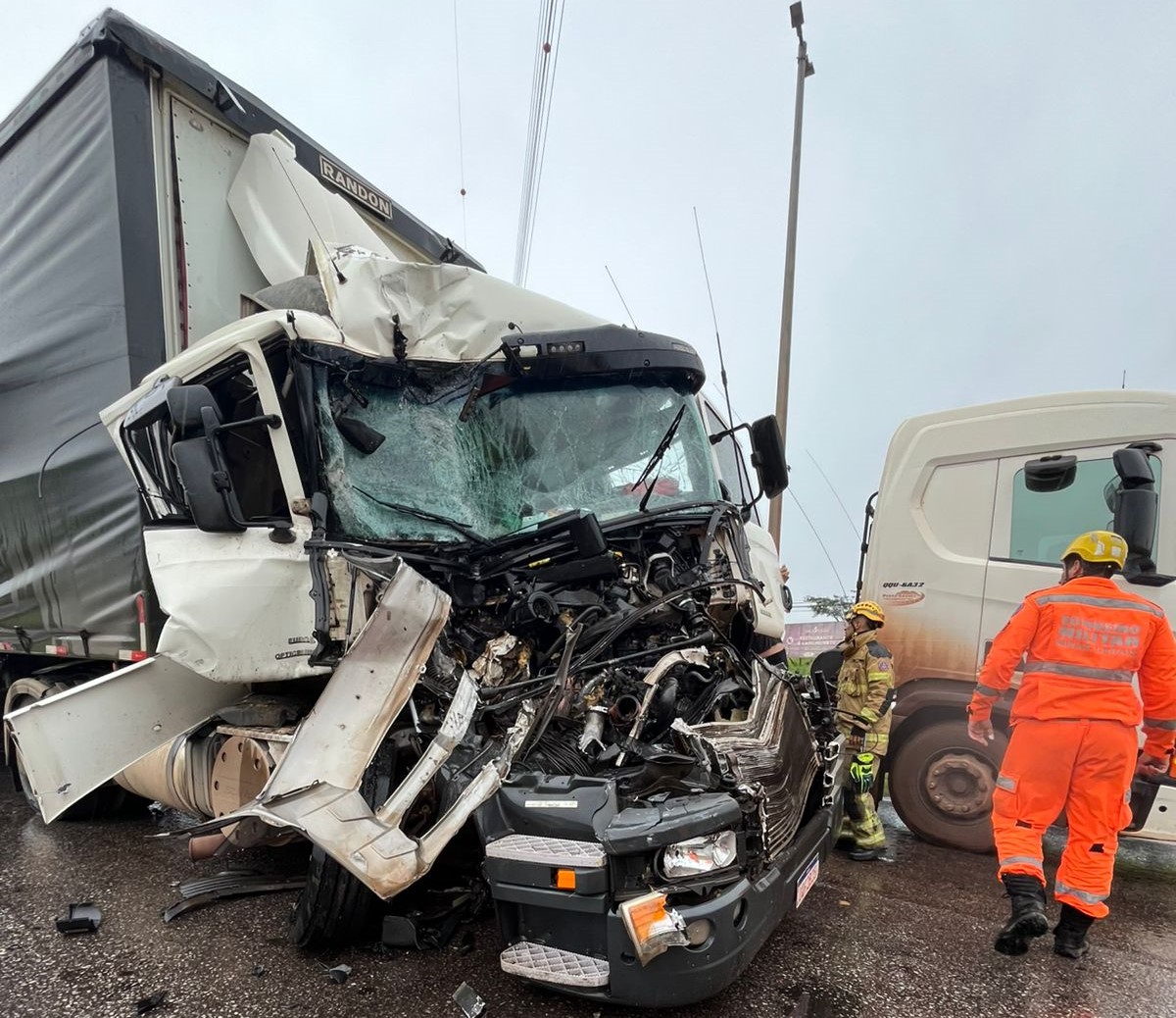 Acidente entre ônibus e carreta deixa feridos na BR-381, em Citrolândia