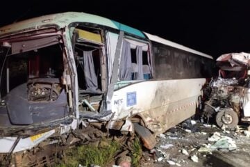 Homem morre em colisão entre ônibus e caminhão na MG-129 em Mariana