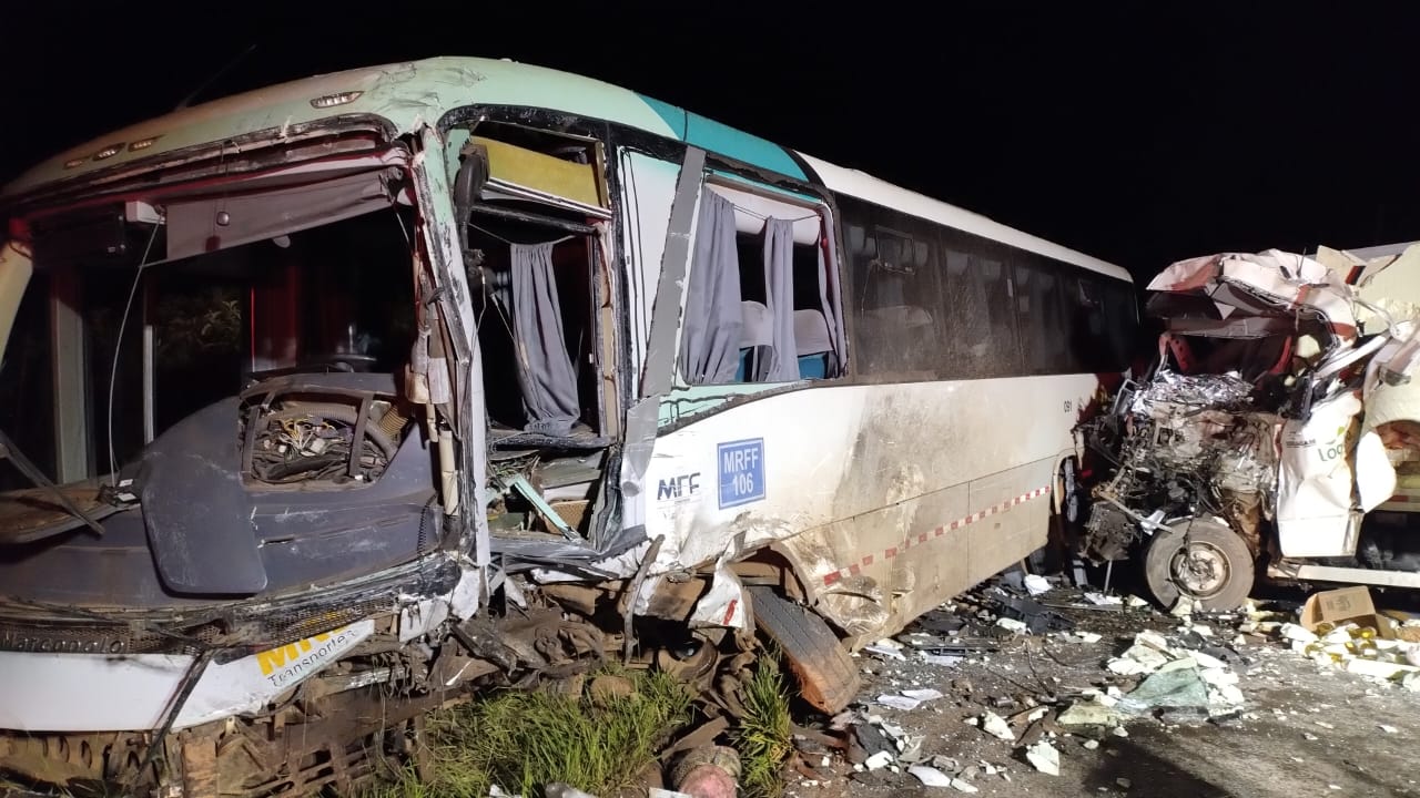 Homem morre em colisão entre ônibus e caminhão na MG-129 em Mariana