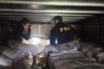 Polícia apreende 150 mil maços de cigarro em fundo falso na BR-381, na Grande BH