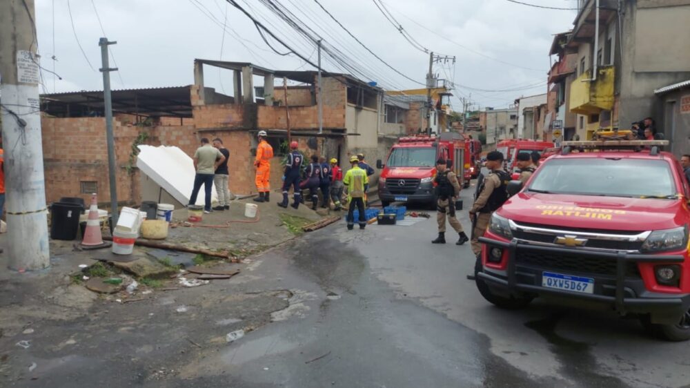 Casa desaba em Belo Horizonte e soterra adolescente de 15 anos