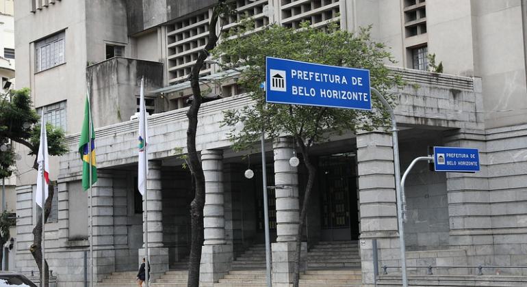 Prefeito de BH sanciona lei que garante a negros 30% das vagas em concursos públicos