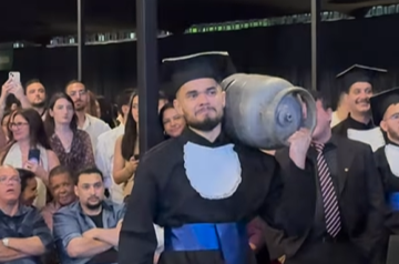 Em evento de formatura, estudante da Universidade de Ouro Preto leva botijão de gás em homenagem ao pai