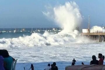 Ondas gigantes causam inundações no Peru