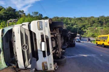 Carreta tomba e causa congestionamento na BR-381, na Região Metropolitana de BH; veja vídeo