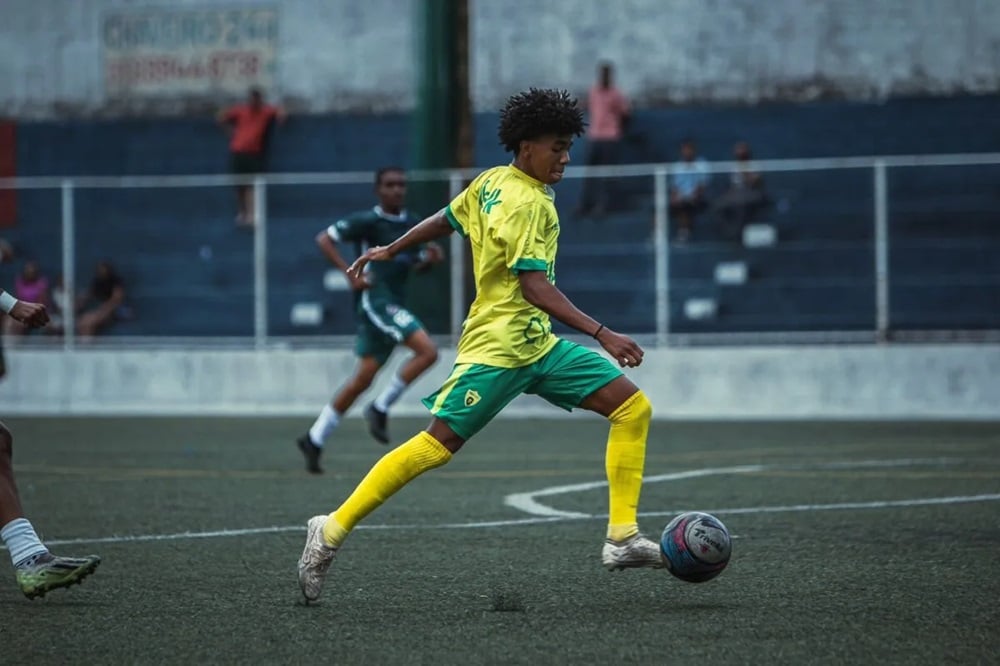 Jovem de Itabira busca realizar sonho de ser jogador profissional e precisa de apoio para viagem à Polônia