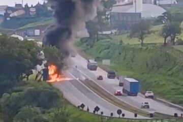 Fernão Dias: carreta pega na BR-381 em Extrema; congestionamento chega a 8 km