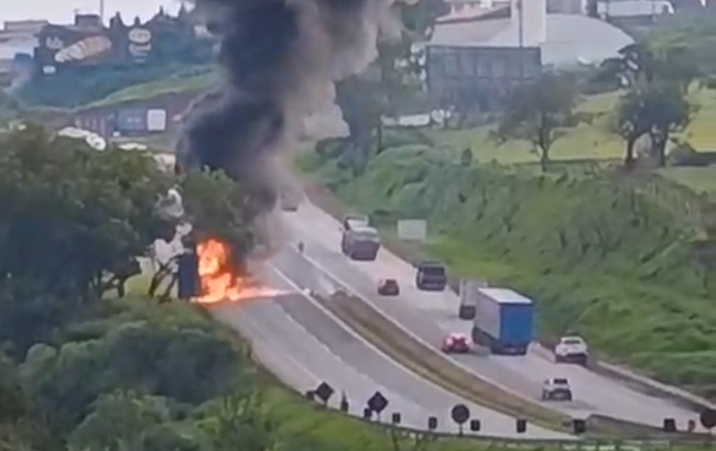 Fernão Dias: carreta pega na BR-381 em Extrema; congestionamento chega a 8 km