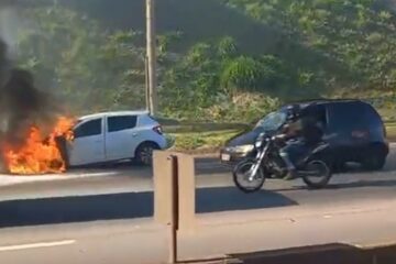 Carro pega fogo na rodovia Fernão Dias, trecho da BR-381, e provoca congestionamento