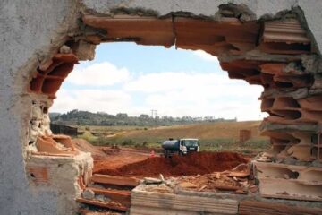 Sem perícia técnica e com famílias em situação de risco, Vale retoma obras para construção de “megamuro” em Itabira 